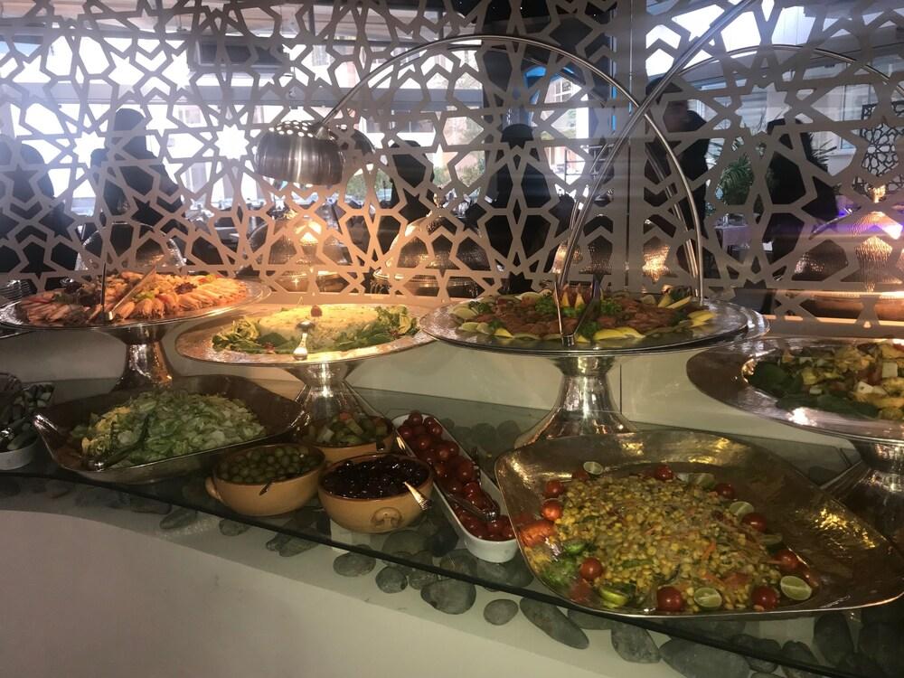 칼톤 엘 모이베드 호텔 담맘 외부 사진 A selection of meze at a restaurant in Nicosia, Cyprus