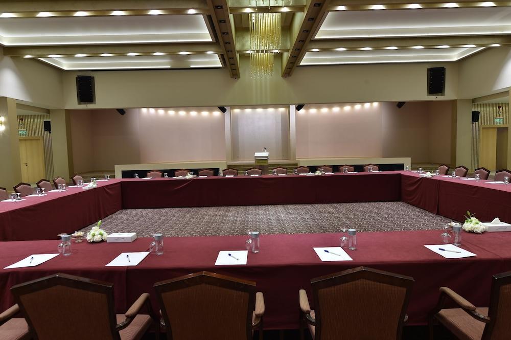 칼톤 엘 모이베드 호텔 담맘 외부 사진 The conference room of the European University