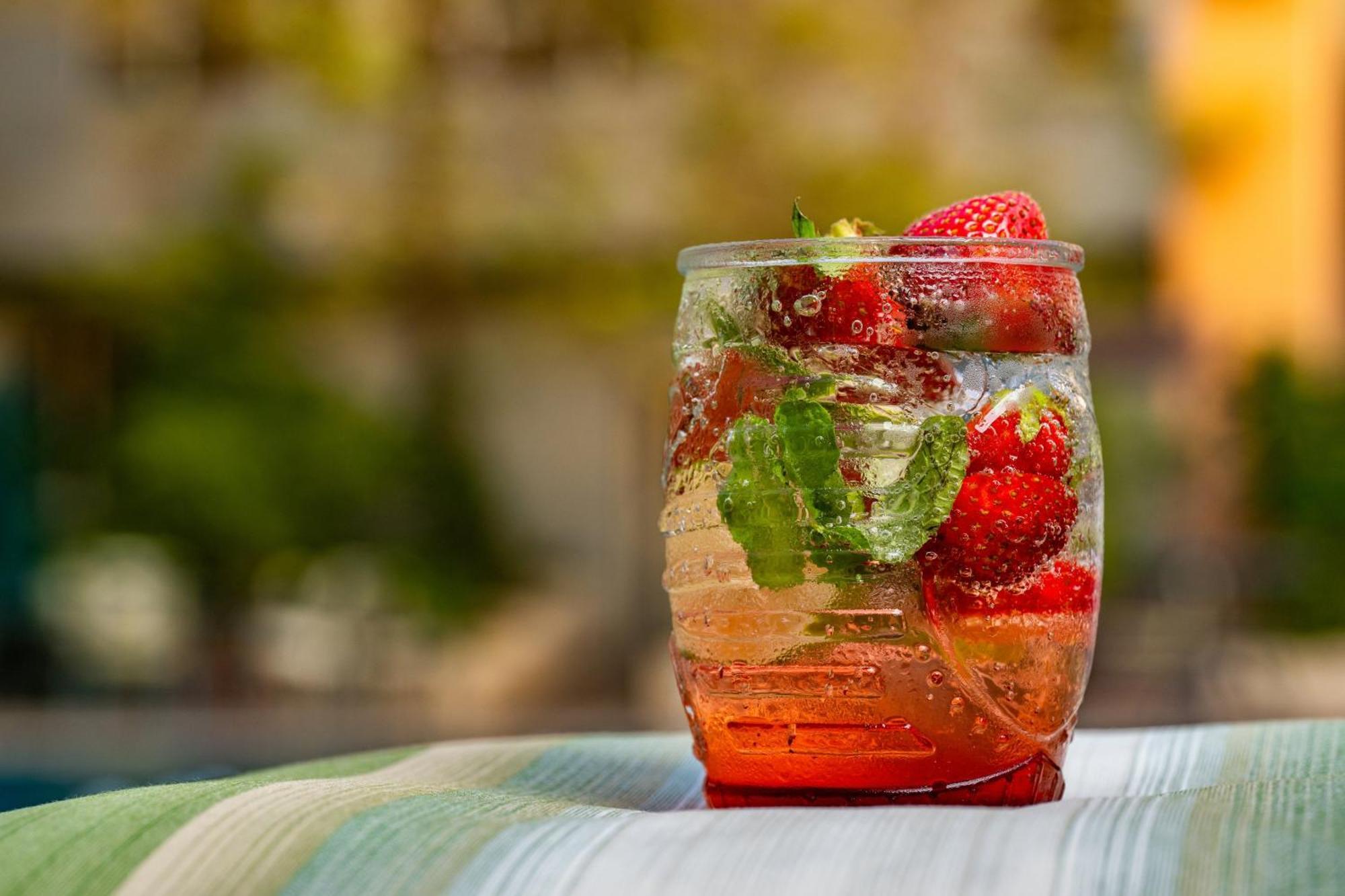 칼톤 엘 모이베드 호텔 담맘 외부 사진 A strawberry and mint caipirinha