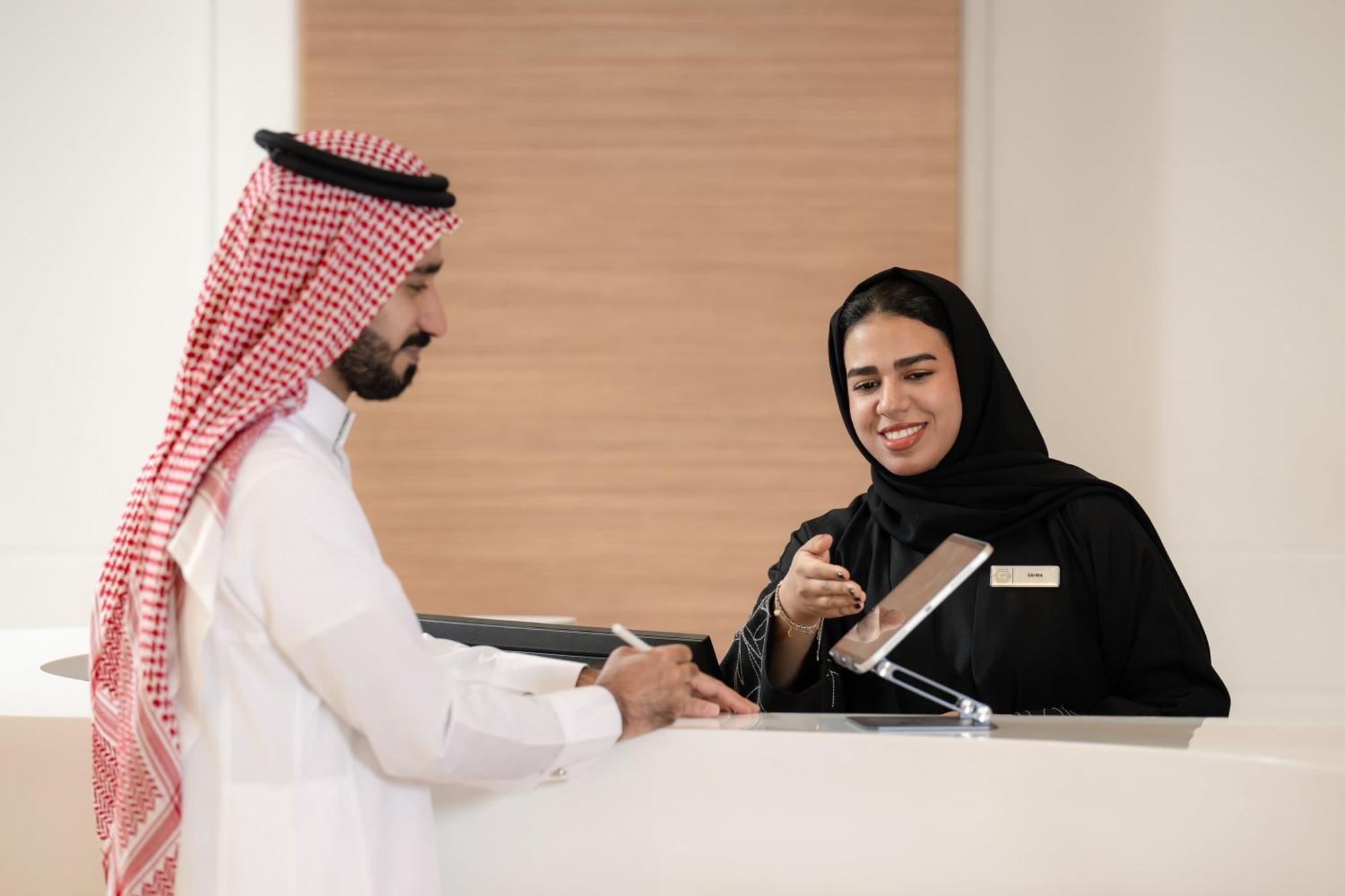 칼톤 엘 모이베드 호텔 담맘 외부 사진 A Saudi Arabian woman working at a hotel