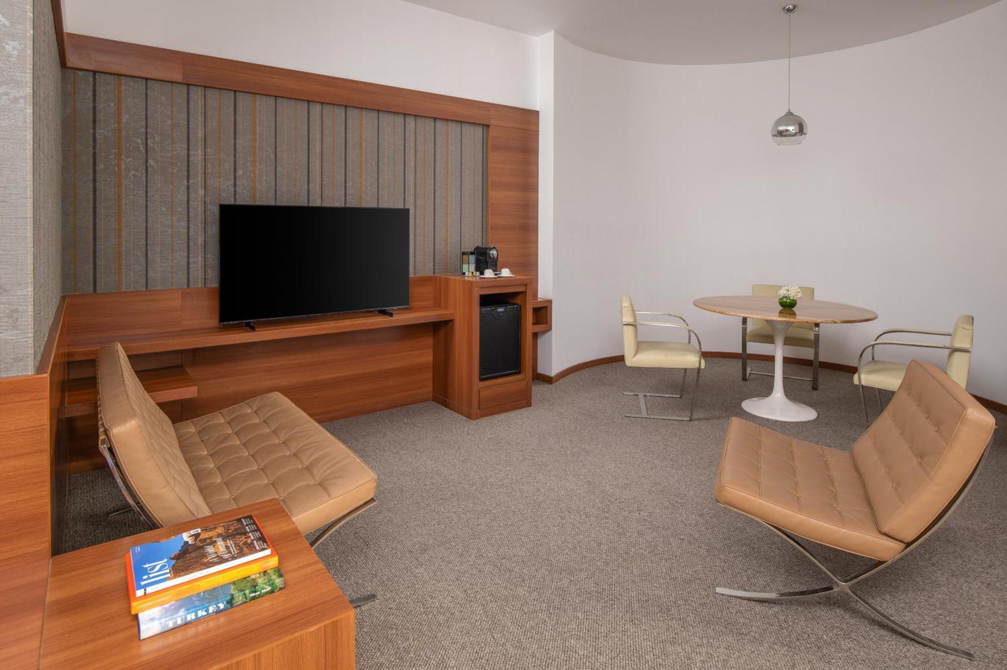 칼톤 엘 모이베드 호텔 담맘 외부 사진 A suite at the hotel