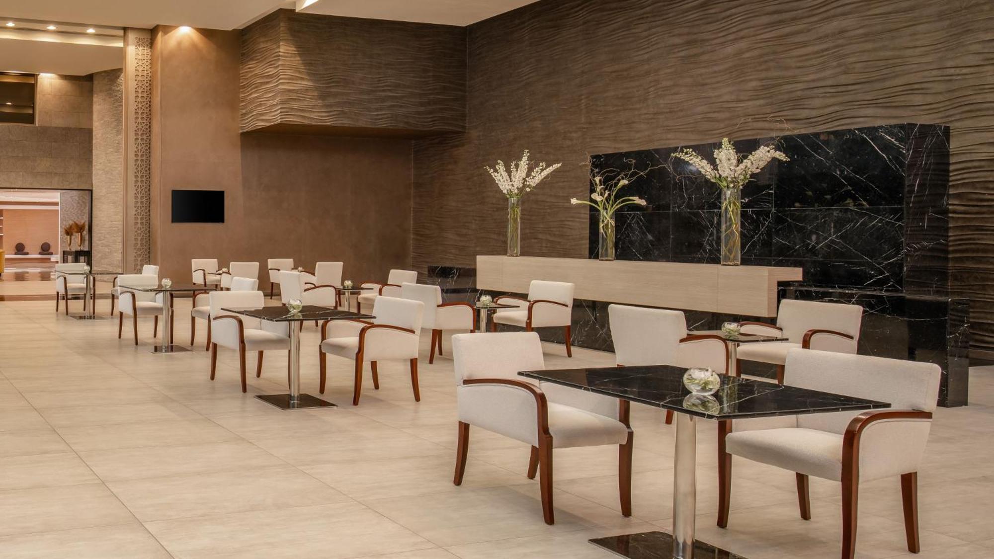 칼톤 엘 모이베드 호텔 담맘 외부 사진 The lounge at the airport