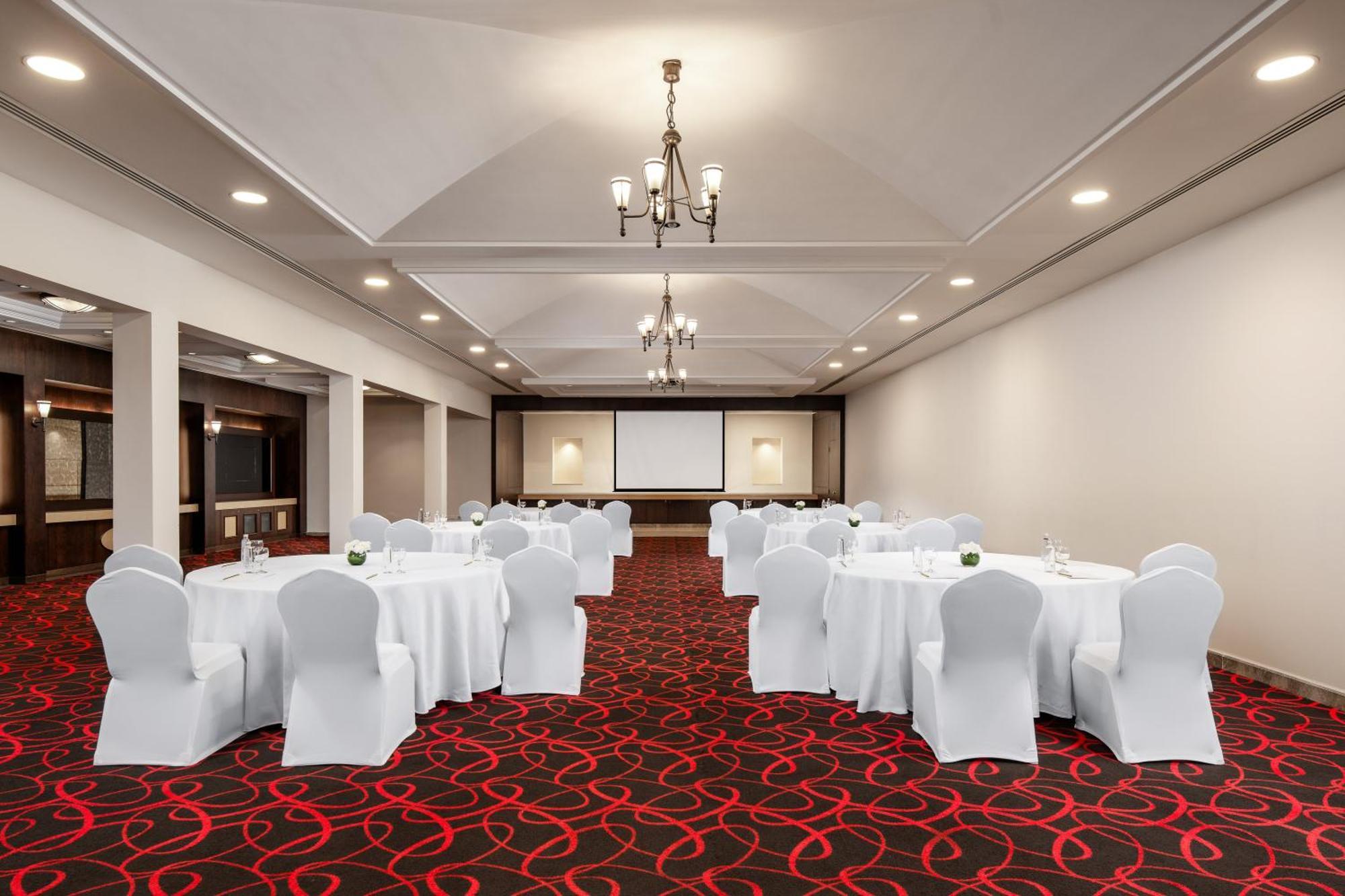 칼톤 엘 모이베드 호텔 담맘 외부 사진 The ballroom at the hotel